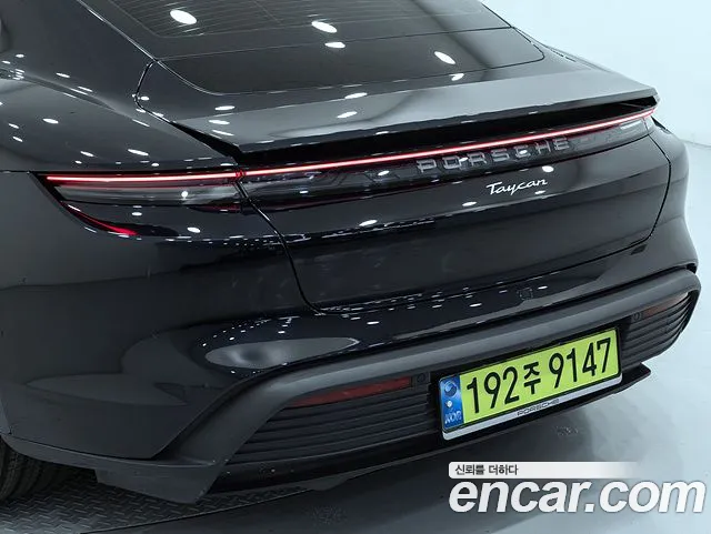 Porsche Taycan — Фото автомобиля 12