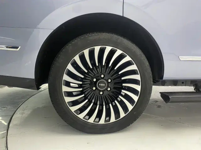 Lincoln Navigator — Фото автомобиля 11