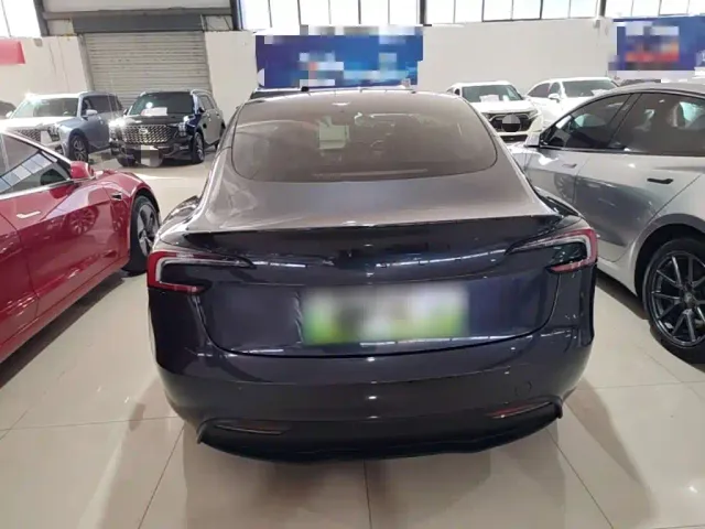 Tesla Model 3 — Фото автомобиля 5