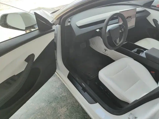 Tesla Model 3 — Фото автомобиля 15