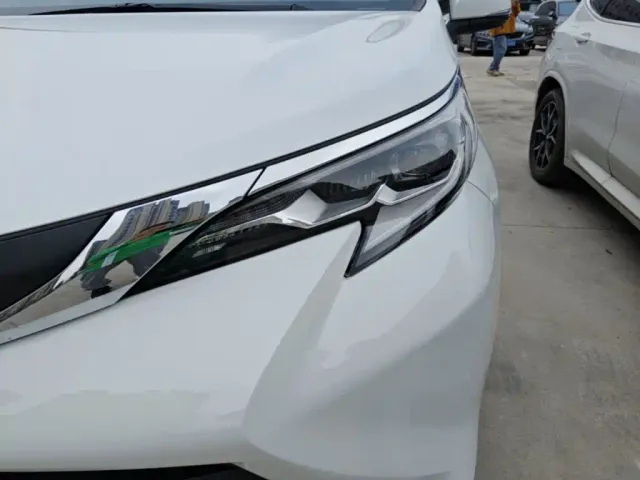 Toyota Sienna — Фото автомобиля 23