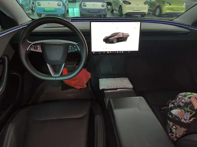 Tesla Model 3 — Фото автомобиля 9