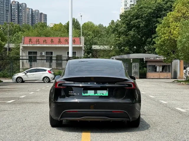 Tesla Model 3 — Фото автомобиля 12
