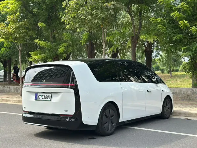 Li Auto MEGA — Фото автомобиля 7