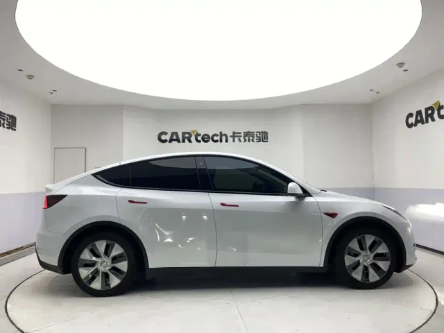 Tesla Model Y — Фото автомобиля 4