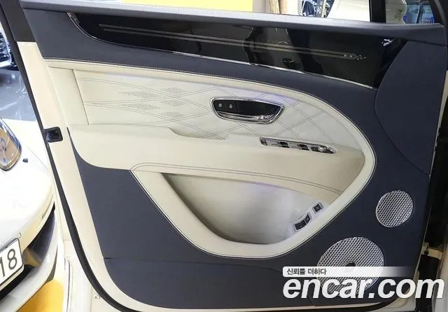 Bentley Bentayga Bentayga 4.0 V8 EWB First Edition — Фото автомобиля 11