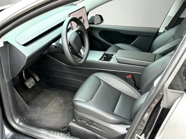 Tesla Model Y — Фото автомобиля 4