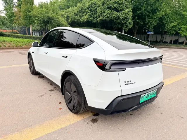 Tesla Model Y 2026 Rear-Wheel Drive — Фото автомобиля 8