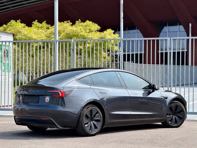 Tesla Model 3 — Фото автомобиля 6