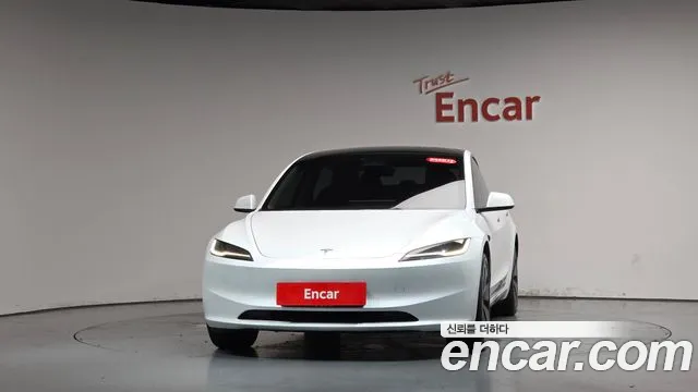 Tesla Model 3 — Фото автомобиля 3