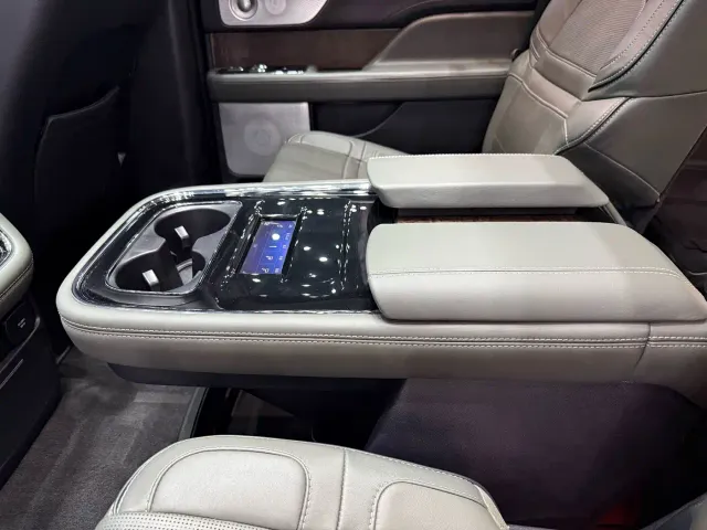 Lincoln Navigator — Фото автомобиля 15