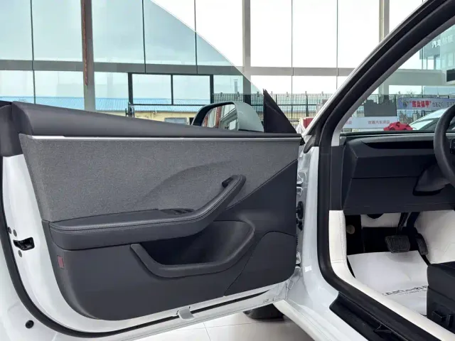 Tesla Model 3 — Фото автомобиля 7