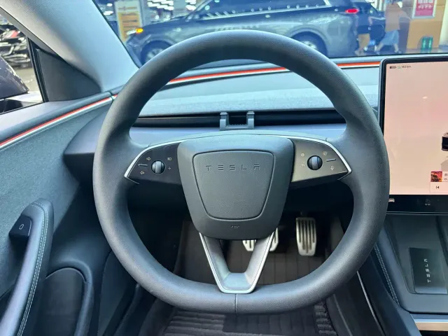 Tesla Model 3 — Фото автомобиля 7