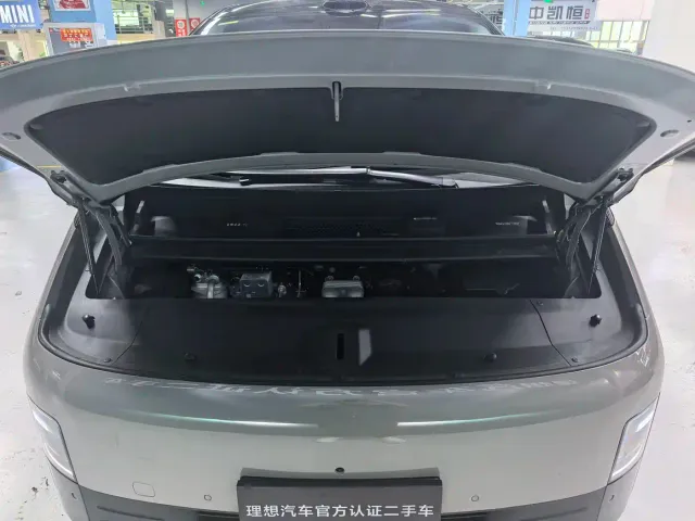 Li Auto MEGA — Фото автомобиля 20