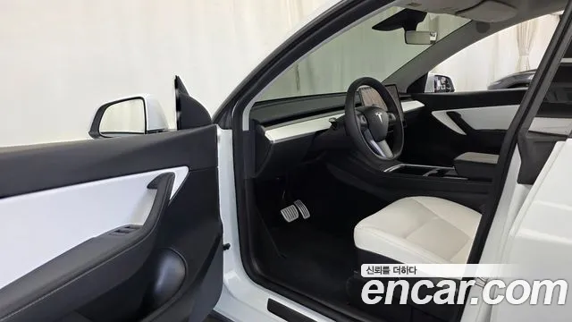 Tesla Model Y — Фото автомобиля 10