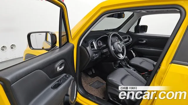Jeep Renegade — Фото автомобиля 9