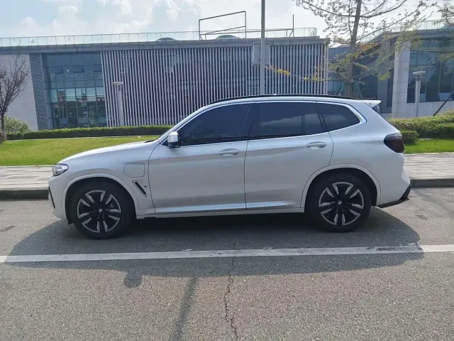 BMW iX3 — Фото автомобиля 8