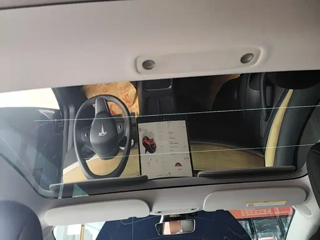 Tesla Model 3 — Фото автомобиля 17