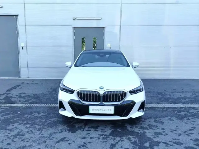 BMW i5 — Фото автомобиля 2