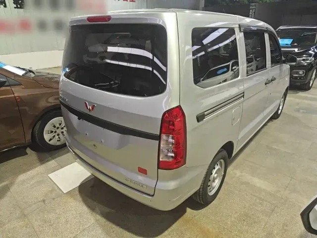 Wuling Hongguang V — Фото автомобиля 6