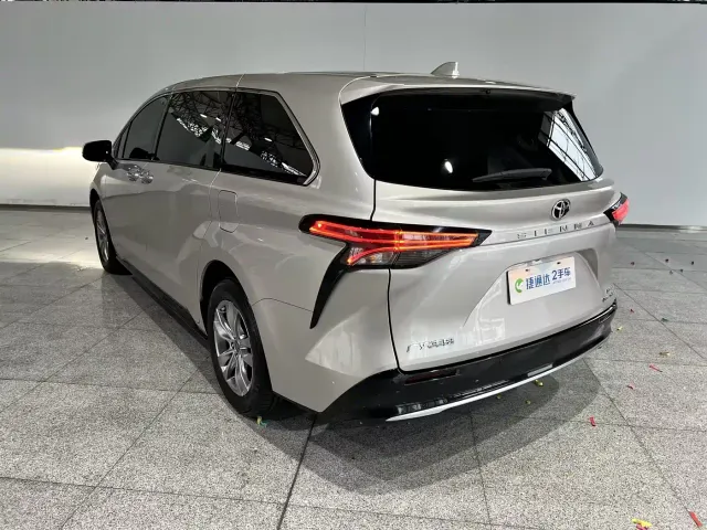 Toyota Sienna — Фото автомобиля 12