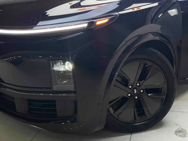 Li Auto L8 — Фото автомобиля 4