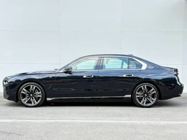 BMW i7 — Фото автомобиля 7
