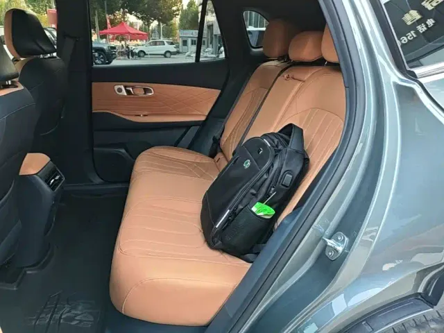Geely Galaxy Starship 7 EM-i — Фото автомобиля 16