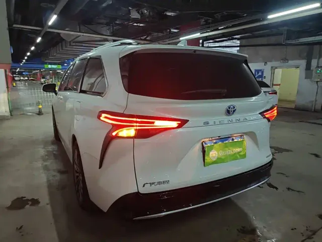 Toyota Sienna — Фото автомобиля 4