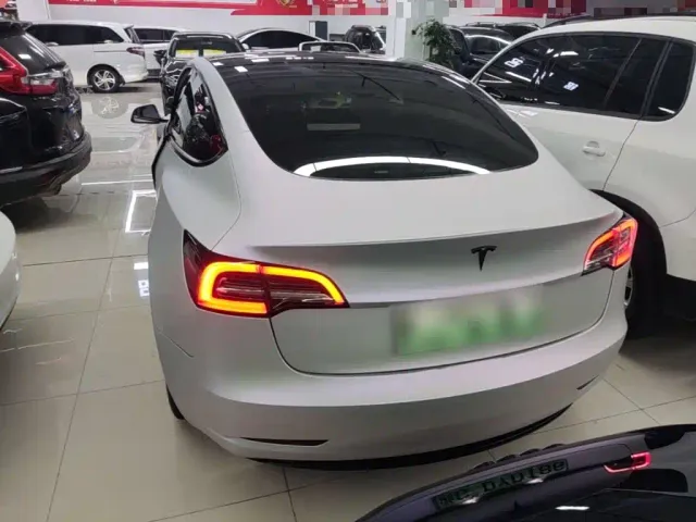 Tesla Model 3 — Фото автомобиля 5
