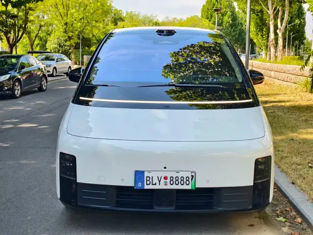 Li Auto MEGA — Фото автомобиля 2