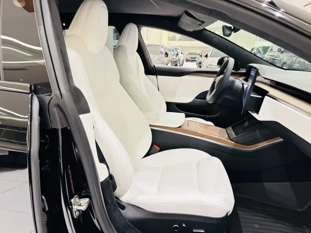 Tesla Model S — Фото автомобиля 16