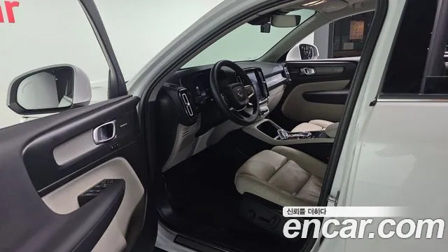 Volvo XC40 — Фото автомобиля 10