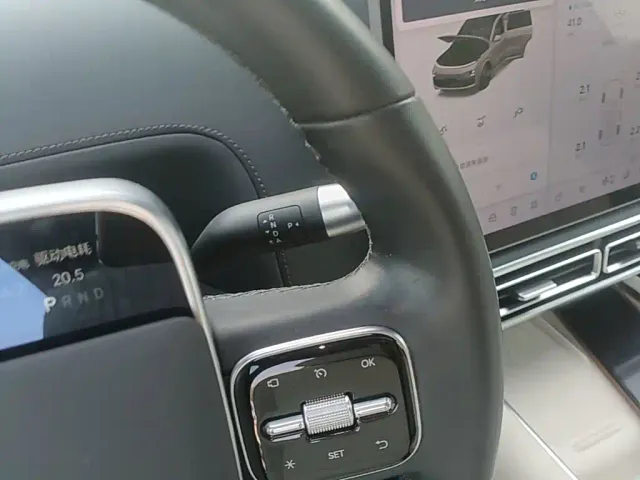 Li Auto L8 — Фото автомобиля 13