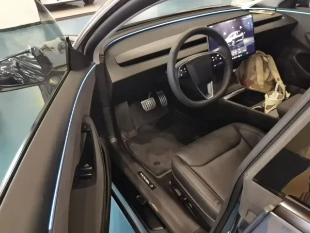 Tesla Model 3 — Фото автомобиля 15