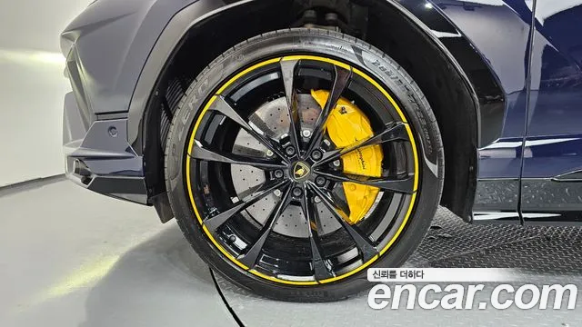 Lamborghini Urus — Фото автомобиля 3