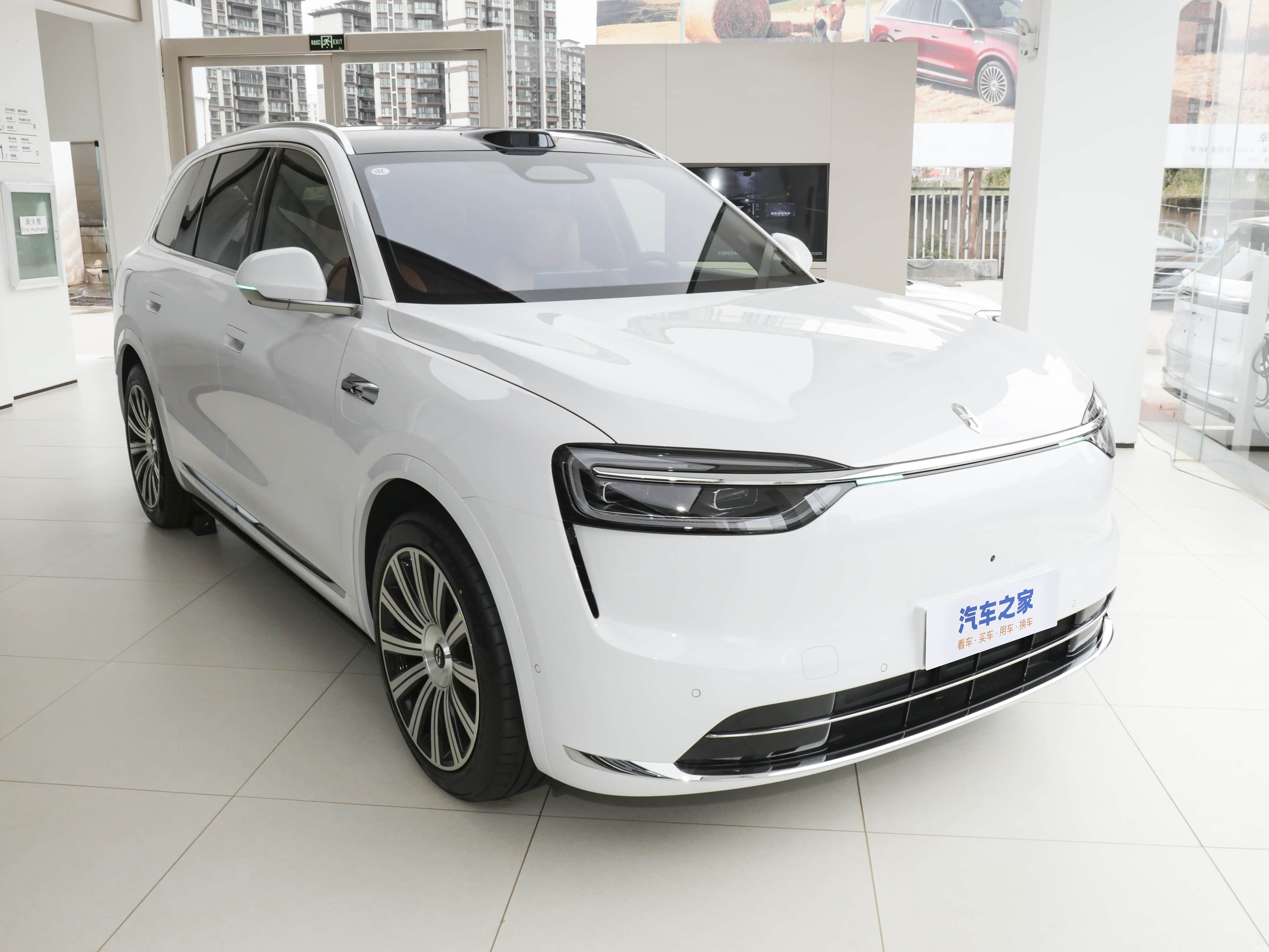 AITO M7 EREV Ultra 6 seats 4wd — Фото автомобиля 3