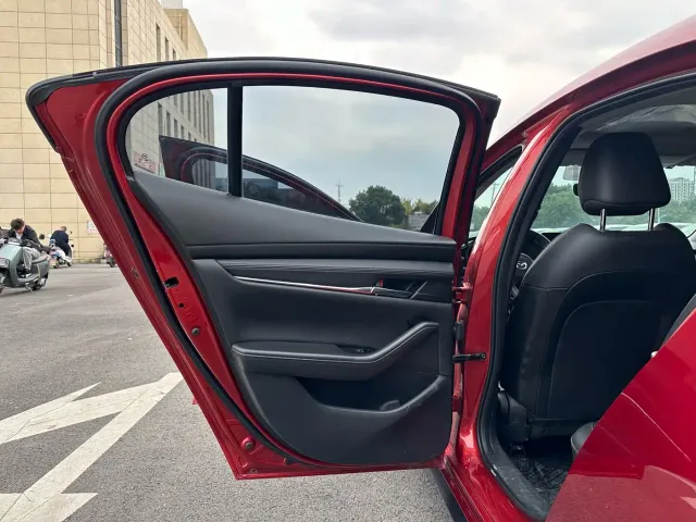 Mazda Axela — Фото автомобиля 14