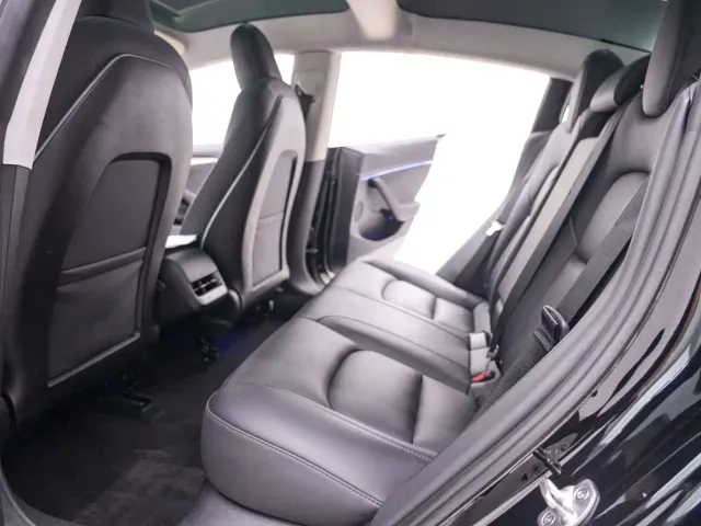 Tesla Model 3 — Фото автомобиля 24
