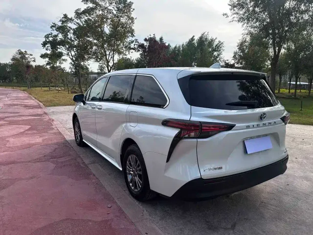 Toyota Sienna — Фото автомобиля 9