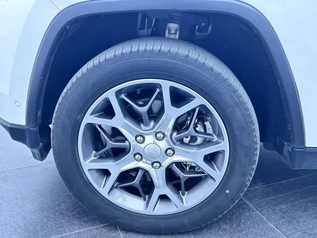 Jeep Grand Cherokee — Фото автомобиля 9