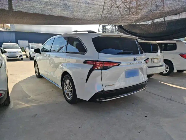 Toyota Sienna — Фото автомобиля 7