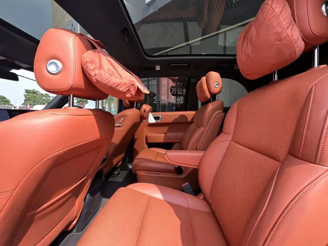Li Auto L8 — Фото автомобиля 11