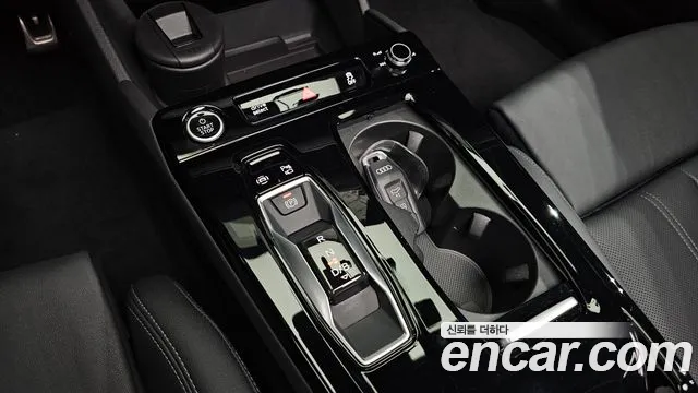 Audi Q6 e-tron — Фото автомобиля 9
