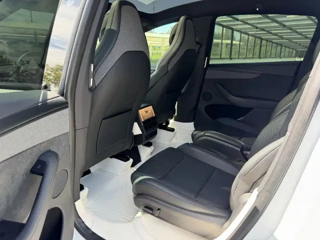 Tesla Model Y L — Фото автомобиля 16