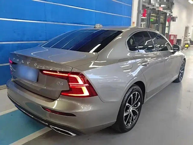 Volvo S60 — Фото автомобиля 6