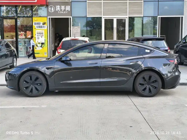 Tesla Model 3 — Фото автомобиля 3
