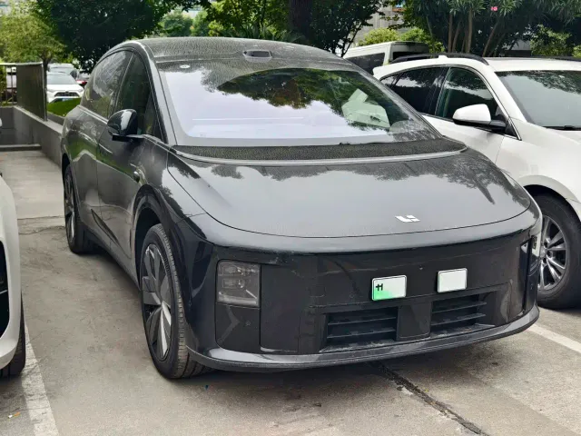 Li Auto i8 — Фото автомобиля 2