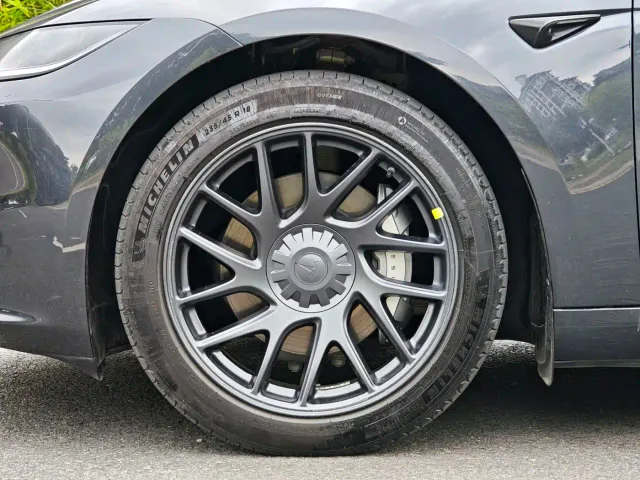 Tesla Model 3 — Фото автомобиля 9