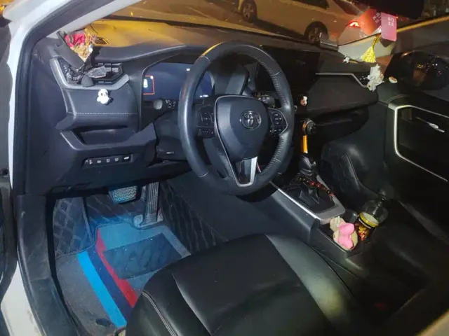 Toyota RAV4 — Фото автомобиля 12